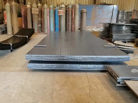 堆焊耐磨板和复合耐磨钢板_16锰板和45锰板哪一个耐磨_bromma吊具配件中锁耐磨板